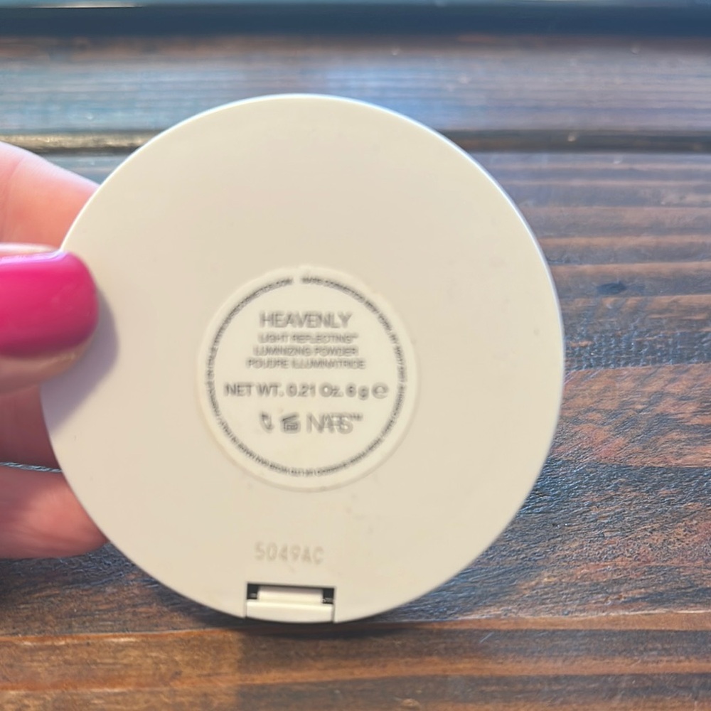 NARS Heavenly Luminizing Powder in White Compact